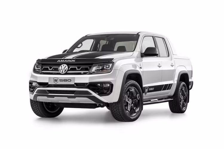 Đúng như chúng ta mong đợi từ một phiên bản đặc biệt cao cấp, Volkswagen Amarok W580X sở hữu rất nhiều trang bị hiện đại, bao gồm đèn pha bi-xenon với đèn ngày LED, hệ thống điều hòa khí hậu tự động hai vùng, ghế trước có sưởi, thảm sàn cao su, hệ thống theo dõi áp suất lốp, ghế bọc nỉ...