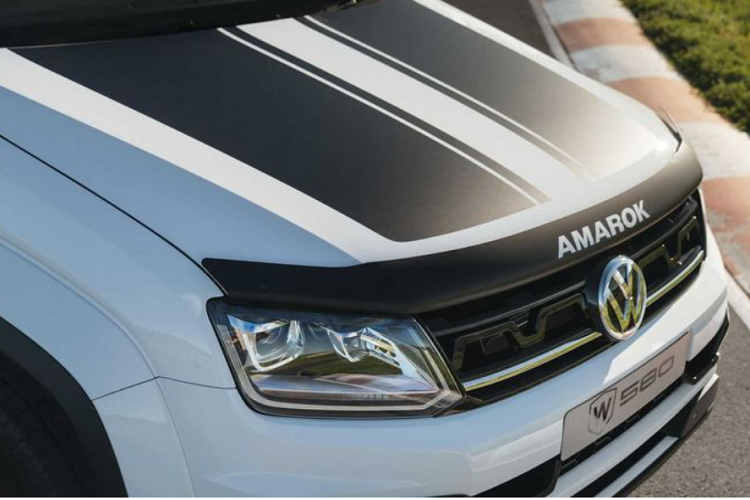 Ngoài ra, hãng còn cung cấp cả tùy chọn ống thở, bộ giảm chấn ống kép mới, mâm xe 18 inch bọc trong lốp địa hình, các vòm bánh xe loe rộng, thanh đèn LED phụ trợ và thêm lớp bảo vệ gầm xe. Tất cả những nâng cấp này đều được VW phát triển cùng nhà sản xuất xe Walkinshaw.