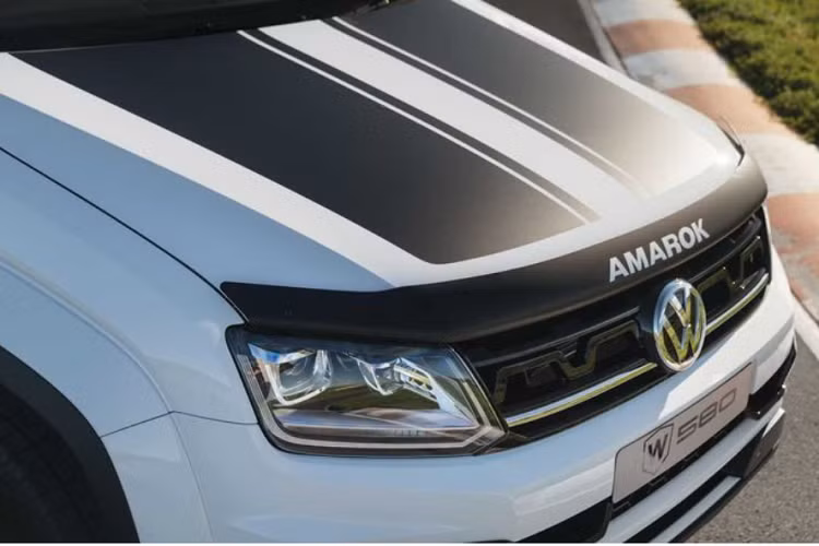 Ngoài ra, hãng còn cung cấp cả tùy chọn ống thở, bộ giảm chấn ống kép mới, mâm xe 18 inch bọc trong lốp địa hình, các vòm bánh xe loe rộng, thanh đèn LED phụ trợ và thêm lớp bảo vệ gầm xe. Tất cả những nâng cấp này đều được VW phát triển cùng nhà sản xuất xe Walkinshaw.