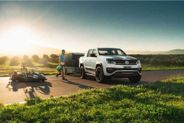 Chưa hết, Amarok W580X 2021 cũng được tinh chỉnh một chút ở ngoại thất với lưới tản nhiệt tái thiết kế và nhiều chi tiết màu đen thể thao như trên ốp gương chiếu hậu, cản sau.