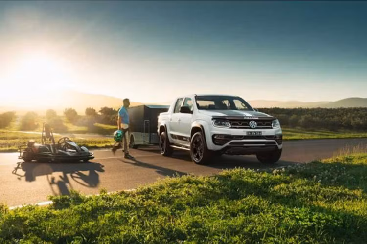 Chưa hết, Amarok W580X 2021 cũng được tinh chỉnh một chút ở ngoại thất với lưới tản nhiệt tái thiết kế và nhiều chi tiết màu đen thể thao như trên ốp gương chiếu hậu, cản sau.