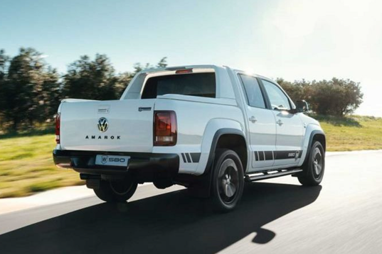 Về mẫu Volkswagen Amarok 580X mới, phiên bản này có xuất phát điểm từ biến thể W580S vốn tập trung vào đường trường, sau đó, VW đã bổ sung bộ nâng linh hoạt hơn cho hệ thống treo, từ đó cải thiện khoảng sáng gầm xe cho Volkswagen Amarok W580X.