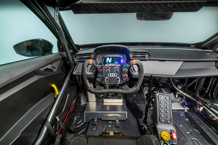 Chris Reinke, Trưởng bộ phận phụ trách về khách hàng của Audi Sport cho biết: “Lần ra mắt thị trường này đã được nhiều khách hàng chờ đợi từ lâu. Khách hàng của chúng tôi đã giành được hơn 300 chiến thắng trong cuộc đua và 55 danh hiệu vô địch với Audi RS 3 LMS thế hệ đầu tiên cho đến nay.