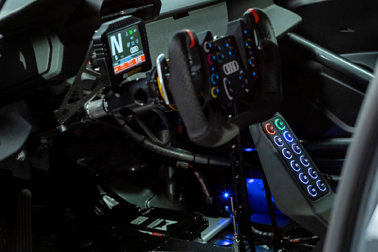 Giá xe Audi RS 3 LMS 2022 có mức khởi điểm ở mức 137.500 Euro (khoảng 3,69 tỷ đồng) đã bao gồm VAT. Đây là mức giá cho phiên bản cơ bản nhất và có thể sử dụng ngay trong các cuộc đua. Theo tiêu chuẩn, thương hiệu cung cấp RS 3 LMS màu xám Daytona với màu đặc trưng của Audi Sport.