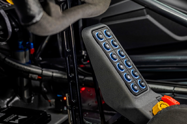 Trên phiên bản đua thế hệ mới này, buồng lái của xe đã được sửa đổi một số các chi tiết giúp khách hàng có thể sử dụng và điều khiển xe một cách thuận lợi hơn. Các chi tiết được bày trí tập trung vào người lái với bảng điều khiển mới cùng bàn phím chức năng được đặt bên phải ghế lái.