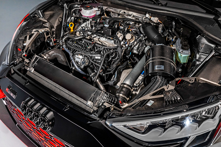 Khách hàng cũng sớm có thể mua các phụ kiện cần thiết nhờ mạng lưới cung cấp phụ tùng của Audi ở châu Âu cũng như thông qua các đại lý bán hàng ủy quyền và hợp tác của chính thương hiệu Audi. 