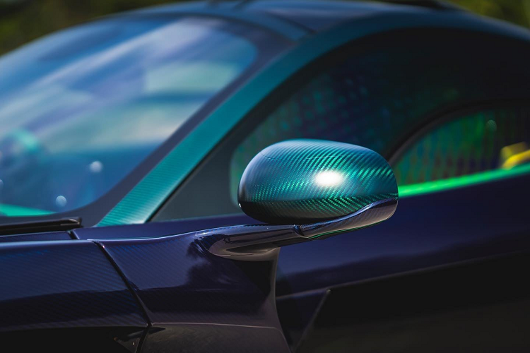 Chốt hạ ở ngoại thất chiếc xe McLaren Senna mới về Singapore chính là hình ảnh Quốc kỳ của Brazil xuất hiện ở 2 bên hông cánh gió đuôi. Bên trong khoang lái xe được hoàn thành với tông màu xanh lá đậm cùng các điểm nhấn sơn màu vàng và sợi carbon.