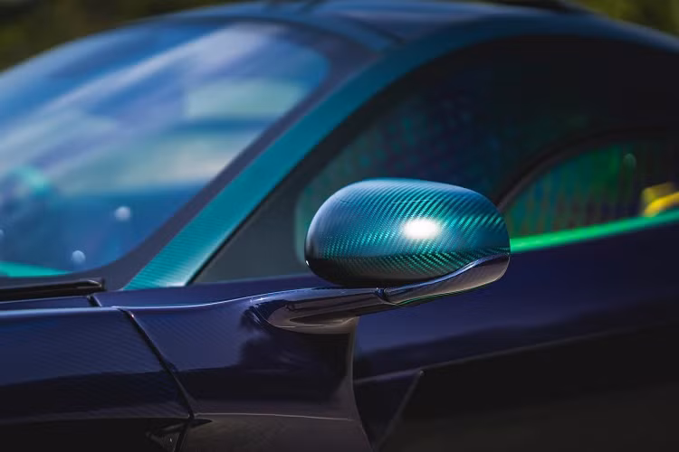 Chốt hạ ở ngoại thất chiếc xe McLaren Senna mới về Singapore chính là hình ảnh Quốc kỳ của Brazil xuất hiện ở 2 bên hông cánh gió đuôi. Bên trong khoang lái xe được hoàn thành với tông màu xanh lá đậm cùng các điểm nhấn sơn màu vàng và sợi carbon.