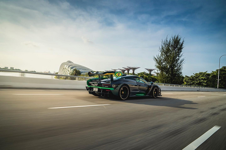 Có thể vì nhận thấy quá nhiều McLaren Senna về Singapore, chính vì điều này đã khiến đại gia sinh sống ở đây quyết tâm chơi lớn khi phối màu Quốc kỳ Brazil cho chiếc xe hypercar của mình. Màu sơn xe McLaren Senna cũng được xử lý bằng carbon rất đắt tiền.