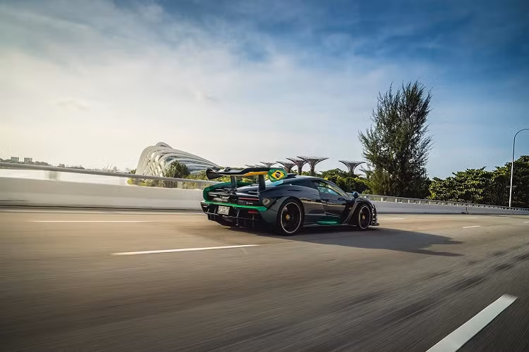 Có thể vì nhận thấy quá nhiều McLaren Senna về Singapore, chính vì điều này đã khiến đại gia sinh sống ở đây quyết tâm chơi lớn khi phối màu Quốc kỳ Brazil cho chiếc xe hypercar của mình. Màu sơn xe McLaren Senna cũng được xử lý bằng carbon rất đắt tiền.