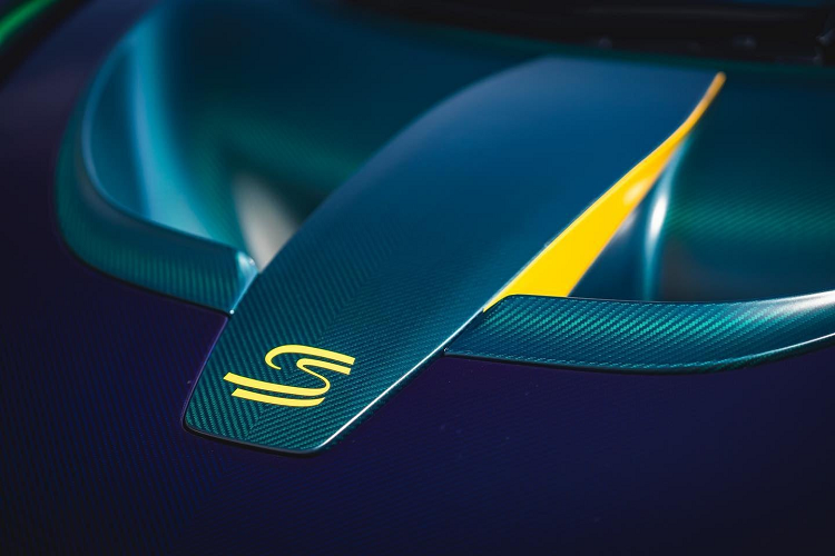 Đầu tiên đập vào mắt người xem chính là chiếc xe McLaren Senna được xử lý với 2 màu carbon là xanh đậm và xanh lá đậm có thể đổi màu nhẹ khi ra nắng. Điểm nhấn là các chi tiết sơn màu xanh hay vàng được lấy cảm hứng từ Quốc kỳ của Brazil.
