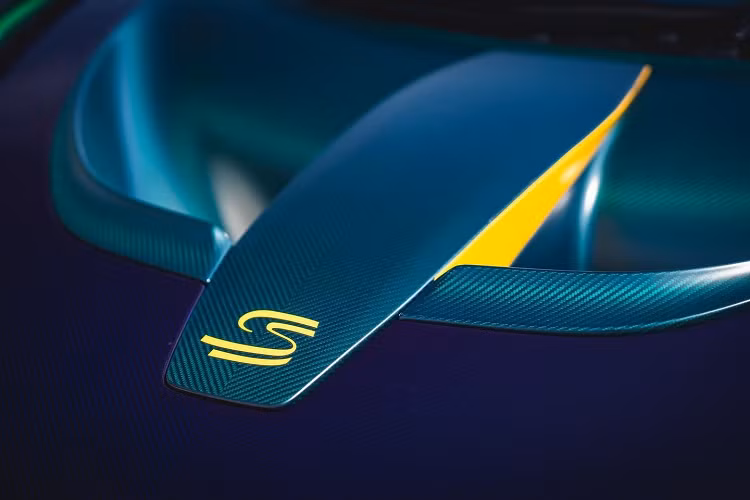 Đầu tiên đập vào mắt người xem chính là chiếc xe McLaren Senna được xử lý với 2 màu carbon là xanh đậm và xanh lá đậm có thể đổi màu nhẹ khi ra nắng. Điểm nhấn là các chi tiết sơn màu xanh hay vàng được lấy cảm hứng từ Quốc kỳ của Brazil.