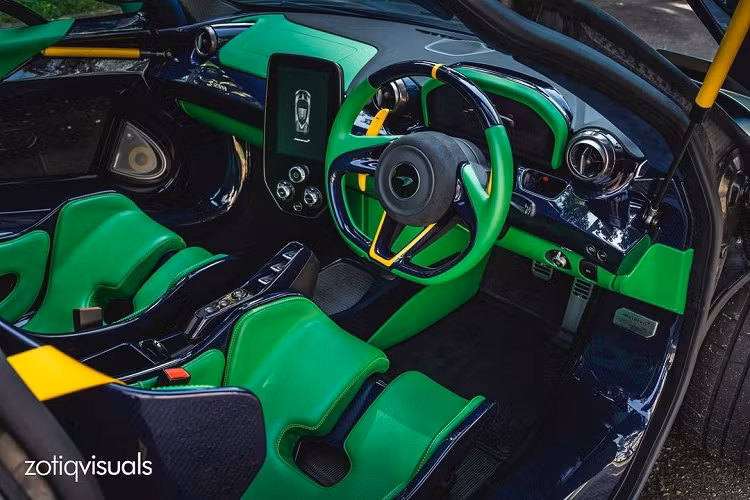 Dễ nhận thấy xe có 3 ống xả, nhiều hơn 1 khẩu pháo so với McLaren Senna của Hoàng Kim Khánh. 