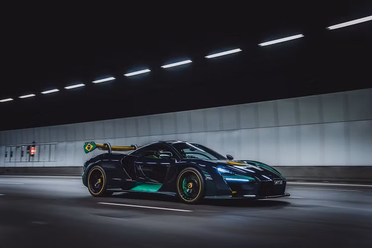 Nếu tìm kiếm đất nước đang có số lượng siêu xe McLaren Senna nhiều nhất có thể phải kể đến Singapore với hơn 5 xe trên tổng số 500 chiếc được sản xuất trên toàn thế giới. Mới đây nhất, 1 chiếc xe hypercar mới tinh McLaren Senna đã được bàn giao về cho đại lý McLaren Singapore để họ kịp giao xe cho khách hàng phải chờ gần 1 năm nhận xe.