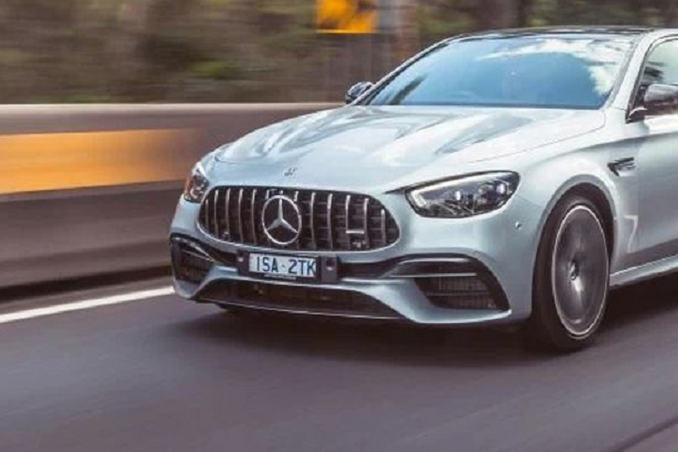 Mercedes-AMG E63 thế hệ tiếp theo được cho là sẽ sử dụng ắc-quy loại 28,6 kWh. Với bộ pin lớn hơn này, chiếc sedan được cho là sẽ có phạm vi hoạt động điện lên tới 100km.