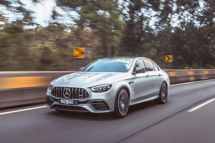 Chiếc Mercedes-AMG E63 này dự kiến sẽ đối đầu với BMW M5 plug-in hybrid thế hệ mới cũng như chiếc Audi RS6 thế hệ tiếp theo được đồn đại là chạy hoàn toàn bằng điện.