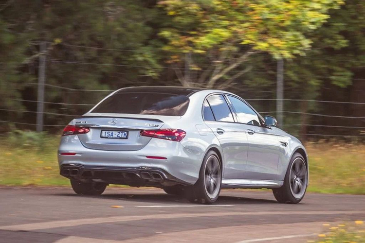 Autocar cũng báo cáo rằng mẫu xe sang Mercedes-AMG E-Class thế hệ tiếp theo sẽ tiếp tục được xây dựng trên nền tảng MRA nhưng với chiều dài cơ sở “nhỉnh” hơn một chút, dự kiến sẽ mang lại nhiều không gian nội thất rộng rãi hơn.