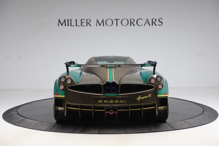 Với những cải tiến so với Huayra nguyên bản, trọng lượng khô của xe đã giảm khoảng 132 kg xuống mức khoảng 1218 kg nhờ ứng dụng vật liệu carbon triax mới. Vật liệu này được Pagani tuyên bố là nhẹ hơn 50% và chắc hơn 20% so với chất liệu sợi carbon thông thường, từ đó đem tới tỉ lệ công suất trên trọng lượng là 1,62 kg trên mỗi mã lực.