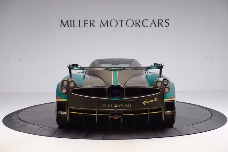 Với những cải tiến so với Huayra nguyên bản, trọng lượng khô của xe đã giảm khoảng 132 kg xuống mức khoảng 1218 kg nhờ ứng dụng vật liệu carbon triax mới. Vật liệu này được Pagani tuyên bố là nhẹ hơn 50% và chắc hơn 20% so với chất liệu sợi carbon thông thường, từ đó đem tới tỉ lệ công suất trên trọng lượng là 1,62 kg trên mỗi mã lực.