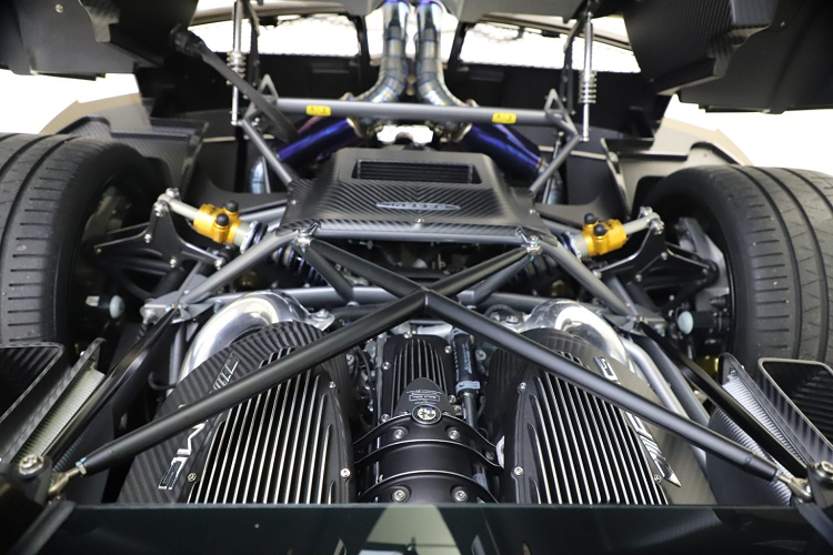 Chiếc xe sở hữu ngoại thất màu xanh lá cây với sắc độ nhạt dạng ánh kim được đặt trên là Verde McLaren, kết hợp với đó chính là những chi tiết bằng carbon ngoại thất với carbon màu bronze sáng Oro Giallo. Ngoài ra, chiếc xe còn được tô điểm với đường nét viền ngang thân xe màu vàng Gold nổi bật. Chiếc xe được trang bị bộ mâm màu đen bóng với mâm xe được viền màu xanh Verde McLaren trùng màu với thân xe, thêm vào đó chính là cùm phanh vàng tạo điểm nhấn độc đáo.