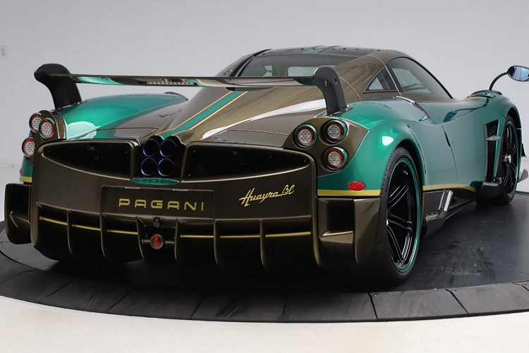 Huayra BC cũng có cản trước mới với bộ chia gió phía trước và cánh gió, hai bên hông sâu hơn và bộ khuếch tán không khí trải dài toàn bộ chiều rộng của cản sau với cánh gió sau lớn. Tất cả các thành phần ngoại thất trên xe đều được sử dụng để tối ưu hóa lực ép và lực cản, đồng thời cũng đem đến cho chiếc xe một ngoại hình hầm hố hơn đáng kể so với Pagani Huayra nguyên bản.