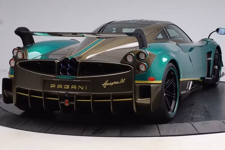 Huayra BC cũng có cản trước mới với bộ chia gió phía trước và cánh gió, hai bên hông sâu hơn và bộ khuếch tán không khí trải dài toàn bộ chiều rộng của cản sau với cánh gió sau lớn. Tất cả các thành phần ngoại thất trên xe đều được sử dụng để tối ưu hóa lực ép và lực cản, đồng thời cũng đem đến cho chiếc xe một ngoại hình hầm hố hơn đáng kể so với Pagani Huayra nguyên bản.