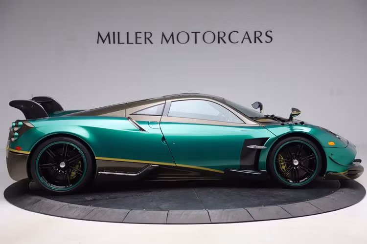 Phiên bản thần gió Pagani Huayra BC trong bài viết này được trang bị động cơ V12 tăng áp kép, dung tích 6.0 lít tiêu chuẩn của Huayra nhưng đã được tinh chỉnh lại để có khả năng sản sinh tổng công suất lên tới 745 mã lực, mô-men xoắn 1100 Nm.