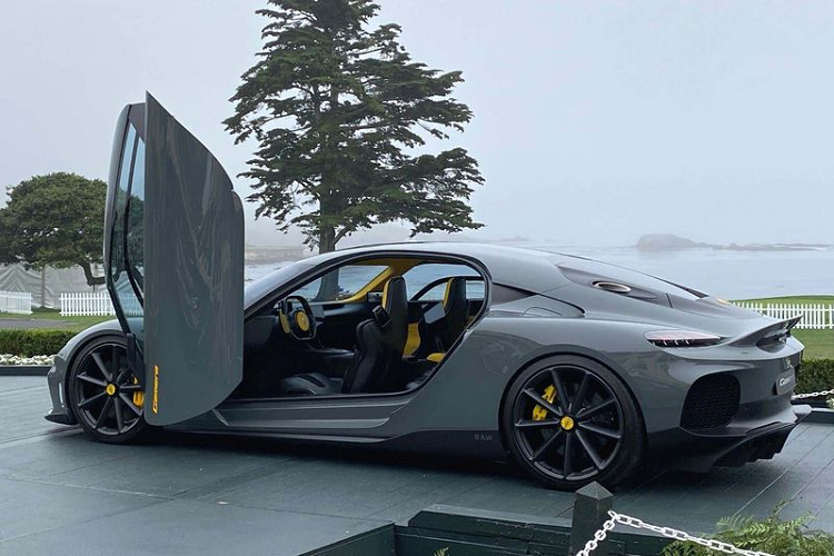 Ghế của siêu xe Koenigsegg Gemera có phần lưng ghế không hề bằng phẳng mà được tách thành nhiều phần bởi các thanh ngang ở khu vực trung tâm. Theo Koenigsegg, cấu trúc này hỗ trợ tốt hơn cho phần lưng của người ngồi, và giúp tạo luồng gió làm mát tự nhiên, xua đi cảm giác mỏi và nóng lưng.