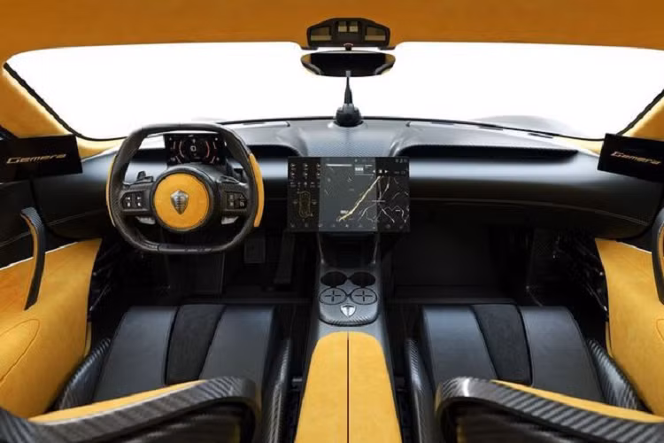 Siêu phẩm này được trang bị động cơ 3 xy-lanh 2.0L tăng áp kép Freevalve kết hợp với 3 mô-tơ điện, sản sinh công suất tới 1.700 mã lực và 3.500 Nm mô-men xoắn. Đây thực sự là một con số quá đỗi kinh khủng trong ngành xe hiện nay.