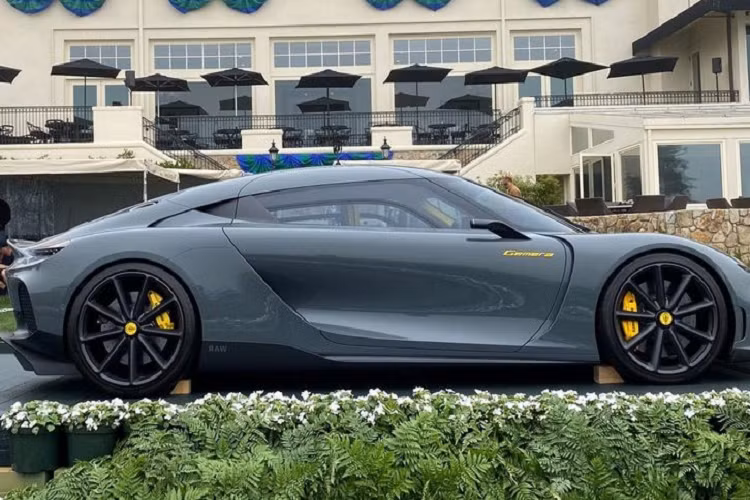 Nhờ đó, Koenigsegg Gemera có thể dễ dàng tăng tốc từ 0 - 100 km/h trong chỉ 1,9 giây. Ở chế độ chạy thuần điện, Gemera có thể di chuyển trong phạm vi 50 km nhờ bộ ắc-quy đi kèm.