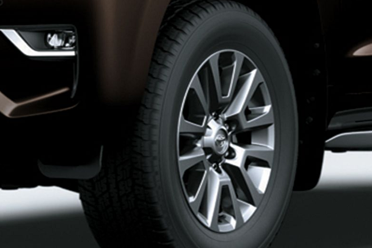 Bên dưới nắp ca-pô, Toyota Land Cruiser Prado 2021 vẫn sử dụng máy xăng, 4 xi-lanh, dung tích 2.7L như đời cũ do chỉ là bản nâng cấp giữa vòng đời. Cụ thể, khối động cơ này cho công suất tối đa 164 mã lực cùng mô-men xoắn cực đại đạt 246 Nm. Trang bị hộp số là loại tự động 6 cấp, đi kèm hệ dẫn động 4 bánh toàn thời gian.