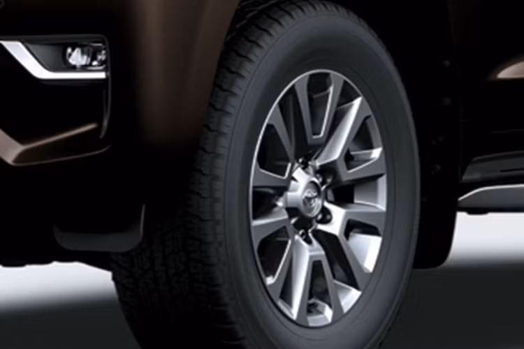 Bên dưới nắp ca-pô, Toyota Land Cruiser Prado 2021 vẫn sử dụng máy xăng, 4 xi-lanh, dung tích 2.7L như đời cũ do chỉ là bản nâng cấp giữa vòng đời. Cụ thể, khối động cơ này cho công suất tối đa 164 mã lực cùng mô-men xoắn cực đại đạt 246 Nm. Trang bị hộp số là loại tự động 6 cấp, đi kèm hệ dẫn động 4 bánh toàn thời gian.