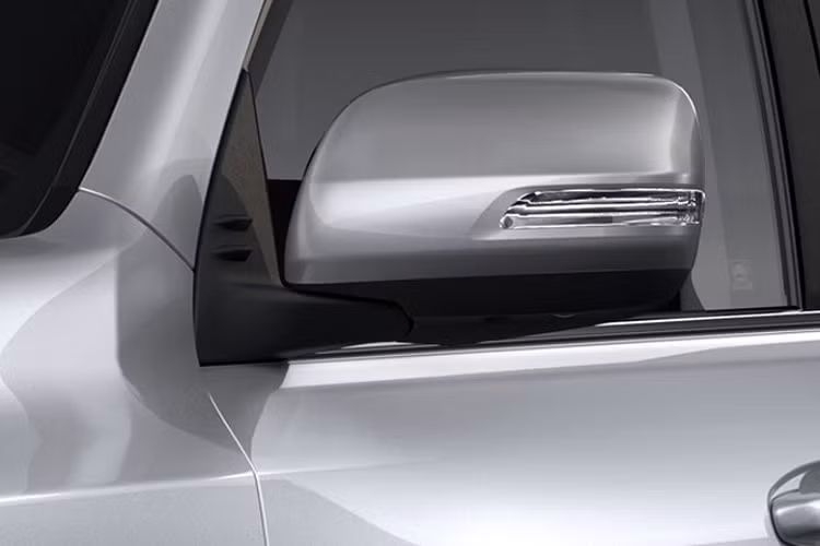 Tương tự như người "đàn anh", giá xe Toyota Land Cruiser Prado 2021 cũng đang có "lạc" tại đại lý, khi tăng lên tới gần 100 triệu đồng.