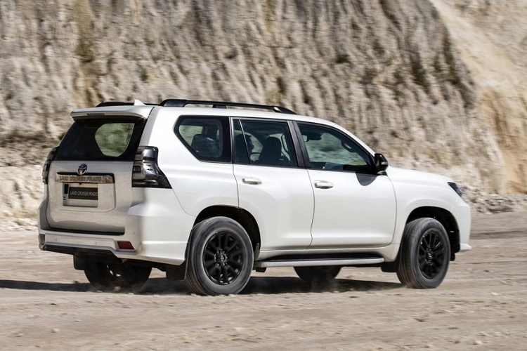 Bên cạnh đó, Toyota Land Cruiser Prado 2021 nâng cấp còn có tính năng cảnh báo điểm mù (BSM), cảnh báo phương tiện cắt ngang khi lùi (RCTA), cảnh báo áp suất lốp (TPMS), camera 360, 8 cảm biến hỗ trợ đỗ xe,…