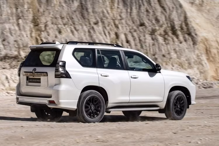 Bên cạnh đó, Toyota Land Cruiser Prado 2021 nâng cấp còn có tính năng cảnh báo điểm mù (BSM), cảnh báo phương tiện cắt ngang khi lùi (RCTA), cảnh báo áp suất lốp (TPMS), camera 360, 8 cảm biến hỗ trợ đỗ xe,…