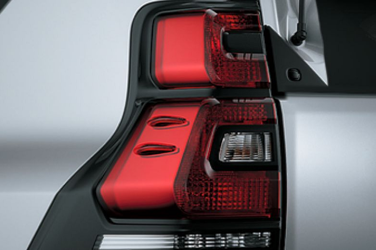 Cụ thể, ở phần ngoại thất Toyota Land Cruiser 2021 được trang bị mâm hợp kim lớn hơn đời cũ với kích thước 19 inch, bổ sung thêm giá nóc, gương chiếu hậu có thêm đèn chào mừng và tính năng tự điều chỉnh khi lùi.