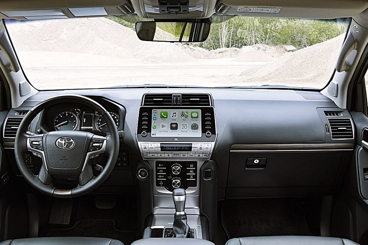 Là phiên bản nâng cấp giữa vòng đời, thiết kế nội/ngoại thất của Toyota Land Cruiser 2021 không có nhiều khác biệt so với đời cũ nhưng để xứng với mức tăng giá gần 170 triệu đồng, xe sở hữu nhiều trang bị mới hiện đại và hấp dẫn.