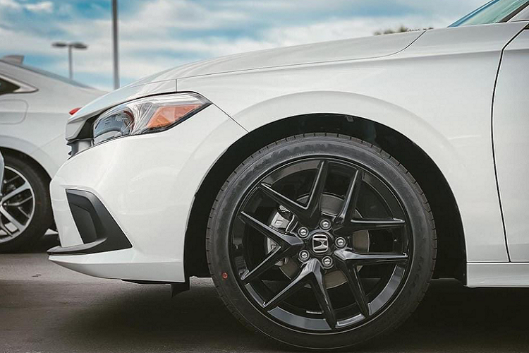 Trong khi bản máy xăng 1.5L tăng áp mang lại công suất 180 mã lực tại 6.000 vòng/phút và mô-men xoắn cực đại 240Nm trong dải vòng tua 1.700 – 4.500 vòng/ phút. Sức mạnh được truyền xuống cầu trước (FWD), thông qua hộp số tự động biến thiên vô cấp (CVT) có lẫy chuyển số (Paddle Shifter). Xe đi kèm với 3 chế độ lái (ECON/Normal/Sport).