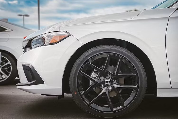 Trong khi bản máy xăng 1.5L tăng áp mang lại công suất 180 mã lực tại 6.000 vòng/phút và mô-men xoắn cực đại 240Nm trong dải vòng tua 1.700 – 4.500 vòng/ phút. Sức mạnh được truyền xuống cầu trước (FWD), thông qua hộp số tự động biến thiên vô cấp (CVT) có lẫy chuyển số (Paddle Shifter). Xe đi kèm với 3 chế độ lái (ECON/Normal/Sport).