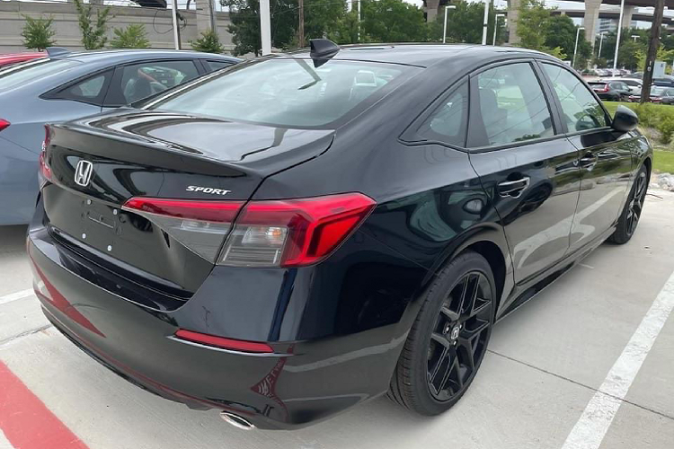 Hiện tại, hãng Honda vẫn chưa công bố giá xe Honda Civic 2022 tại thị trường Bắc Mỹ. Xe được diễn đàn Civic 11 (Civic11Forum) tiết lộ giá bán giao động từ 21.700 – 28.300 USD (từ 500 – 652 triệu đồng). Sau khi được bán ra, Honda Civic 2022 sẽ trở thành là đối thủ cạnh tranh trực tiếp với Mazda3, Kia Cerato/K3, Hyundai Elantra.