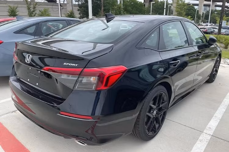 Hiện tại, hãng Honda vẫn chưa công bố giá xe Honda Civic 2022 tại thị trường Bắc Mỹ. Xe được diễn đàn Civic 11 (Civic11Forum) tiết lộ giá bán giao động từ 21.700 – 28.300 USD (từ 500 – 652 triệu đồng). Sau khi được bán ra, Honda Civic 2022 sẽ trở thành là đối thủ cạnh tranh trực tiếp với Mazda3, Kia Cerato/K3, Hyundai Elantra.