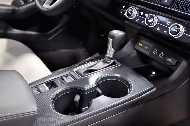 Về động cơ, Honda Civic 2022 có 2 lựa chọn động cơ xăng 4cyl DOHC i-VTEC 1.5L tăng áp và 2.0L hút khí tự nhiên. Trong đó, máy xăng 2.0L cho công suất 158 mã lực tại 6.500 vòng/phút và mô-men xoắn cực đại 188Nm tại 4.200 vòng/ phút.