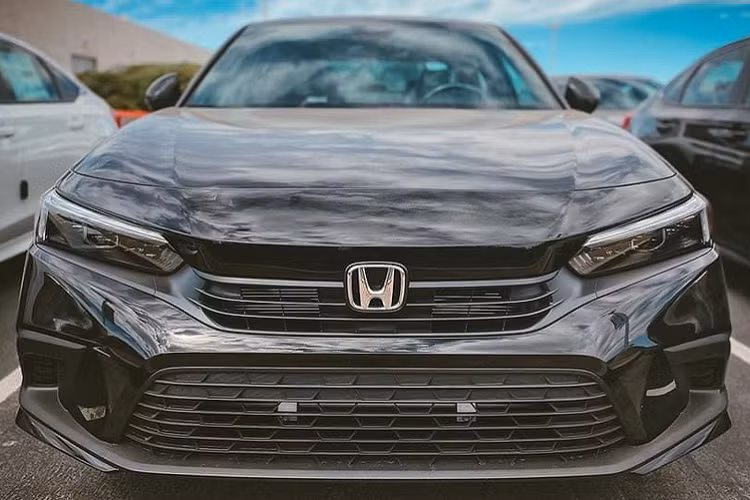 Bên cạnh nhiều cải tiến toàn diện từ trong ra ngoài với nội thất đơn giản hơn. Honda Civic 2022 hoàn toàn mới mang thiết kế chững chạc hơn còn phù hợp với khách hàng độ tuổi trung niên.