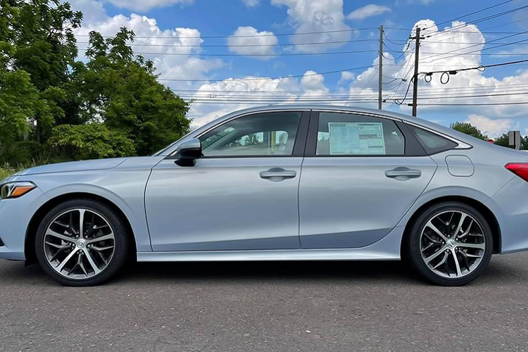 Civic thế hệ mới đã được cải tiến hệ truyền động để tăng hiệu suất và tiết kiệm nhiên liệu, cầm lái thú vị hơn. Khung gầm mới của xe đã được tăng độ cứng vững với cấu trúc thân xe ứng nhất trong các đời Civic. Theo Honda, nó cải thiện 8% về độ cứng xoắn và cải thiện 13% về độ cứng uốn so với thế hệ trước (GEN 10).