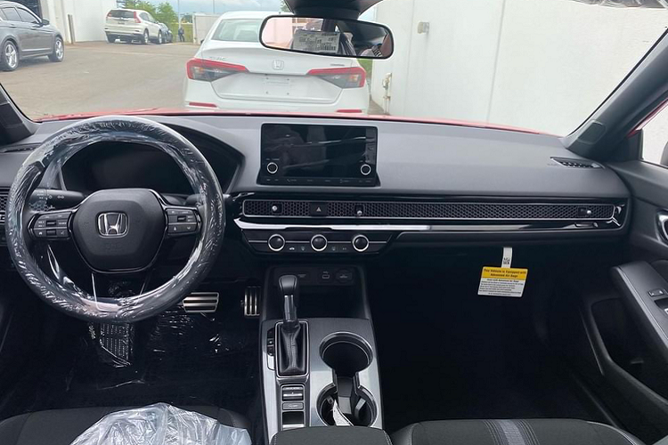 Ở phiên bản tiêu chuẩn, Honda Civic 2022 trang bị cảm ứng màu 7 inch tiêu chuẩn mới tích hợp Apple CarPlay và Android Auto.Bảng điều khiển trung tâm Honda Civic 2022 mới mang thiết kế đa tầng với điểm nhấn trang trí kiểu lưới tổ ong mới bản cao cấp, bảng điều khiển thiết kế phẳng tăng cường tầm quan sát. Nội thất tập trung vào người lái hơn trước. Xe được trang bị đồng hồ hỗ trợ lái với màn hình LCD.