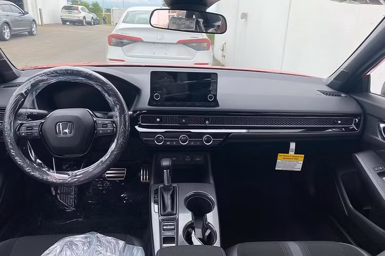 Ở phiên bản tiêu chuẩn, Honda Civic 2022 trang bị cảm ứng màu 7 inch tiêu chuẩn mới tích hợp Apple CarPlay và Android Auto.Bảng điều khiển trung tâm Honda Civic 2022 mới mang thiết kế đa tầng với điểm nhấn trang trí kiểu lưới tổ ong mới bản cao cấp, bảng điều khiển thiết kế phẳng tăng cường tầm quan sát. Nội thất tập trung vào người lái hơn trước. Xe được trang bị đồng hồ hỗ trợ lái với màn hình LCD.