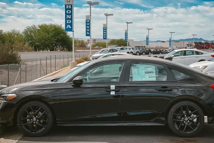 Ngoại thất tổng thể của Honda Civic 2022 được kéo về phía sau, mui xe thấp. Thiết kế thân xe với mui xe thấp và chắn bùn phía trước. Gương chiếu hậu bên ngoài cũng đã được bố trí khéo léo để cải thiện tầm nhìn. Chiều dài cơ sở dài hơn 1,4 inch và chiều dài tổng thể tăng 1,3 inch so với thế hệ cũ.