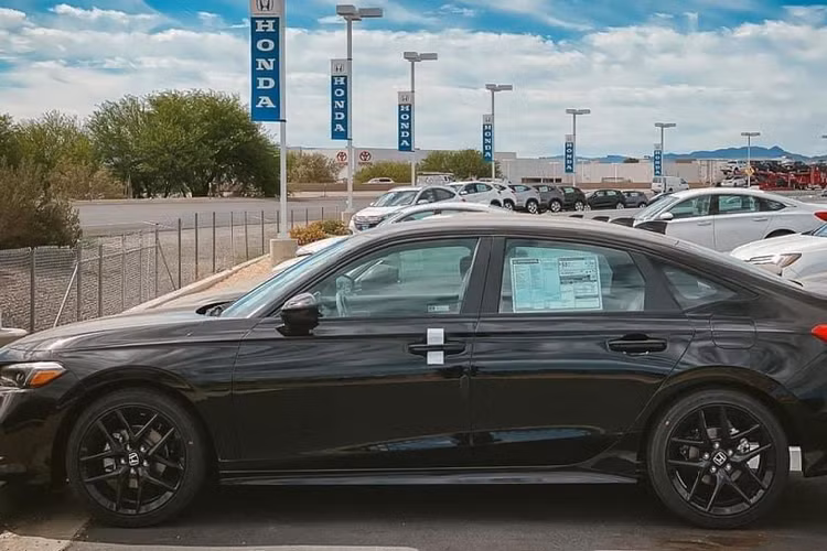 Ngoại thất tổng thể của Honda Civic 2022 được kéo về phía sau, mui xe thấp. Thiết kế thân xe với mui xe thấp và chắn bùn phía trước. Gương chiếu hậu bên ngoài cũng đã được bố trí khéo léo để cải thiện tầm nhìn. Chiều dài cơ sở dài hơn 1,4 inch và chiều dài tổng thể tăng 1,3 inch so với thế hệ cũ.