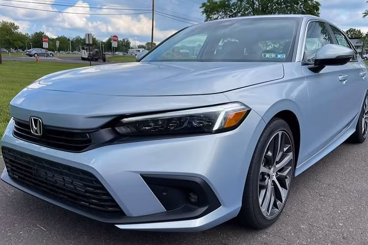 Theo Honda, hệ thống treo của Civic được điều chỉnh để tăng khả năng phản hồi cải thiện khả năng xử lý thể thao. Treo trước kiểu MacPherson trong khi treo sau đa liên kết.