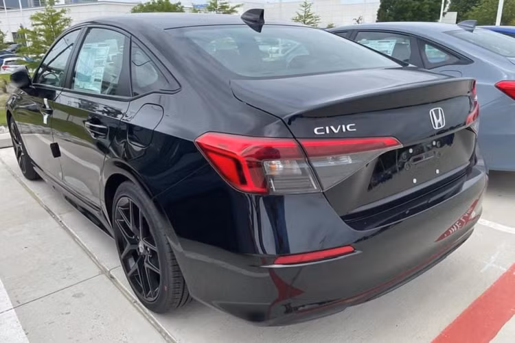 Đèn hậu LED được thiết kế tinh tế và hiệu quả về mặt khí động học. Hệ thống đèn LED được sử dụng nhiều cho ngoại thất, bao gồm đèn pha, LED ban ngày và đèn sương mù. Theo Honda, Civic sẽ có 8 màu ngoại thất, 3 trong số đó là màu mới: Xám thiên thạch, Xám ngọc trai và Xanh kim loại.